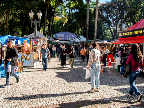 Vai na Feira Especial de Inverno 2026? Aqui vão algumas dicas do que comer por lá e ainda ter desconto!