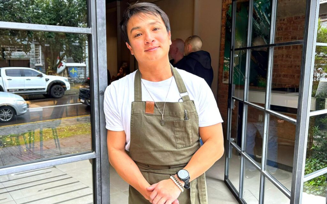 Chef Danilo Takigawa, na porta do seu restaurante ASU: anunciando almoço no sábado. | Foto: Denise da Vinha