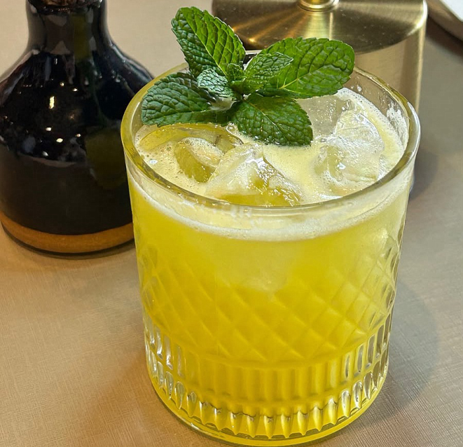<em>Utopia</em> (Vodca Verve, cajuína, yuzu e tucupi), um dos drinques do menu especial. | Foto: Denise da Vinha