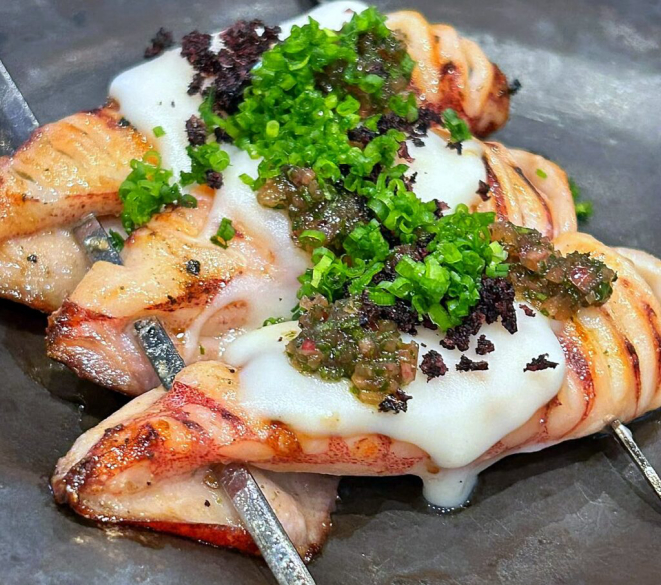 Espetinhos de lulas, com creme de cará, salsa de vinagre balsâmico, crocante de arroz-negro e ciboulette. | Foto: Denise da Vinha