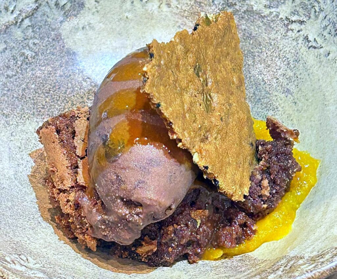 Uma das sobremesas: Bolo mousse de chocolate, compota de casca de tangerina, sorvete de chocolate trufado e cookie de sementes. | Foto: Denise da Vinha