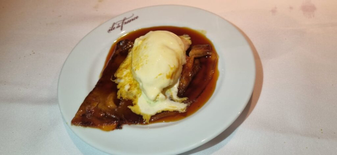 <em>Crêpe Suzette</em>, a sobremesa que é show ao ser finalizada à mesa. | Foto: Simone Meirelles