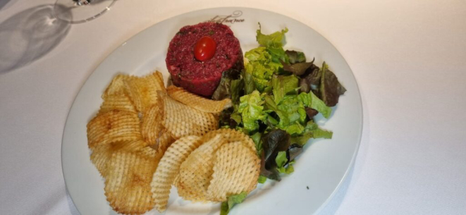 Steak Tartare, um clássico francês. | Foto: Simone Meirelles.
