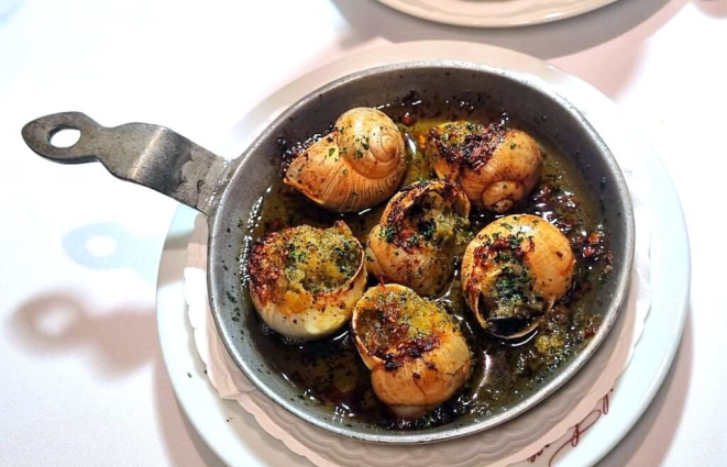 <em>Les 6 escargots à la Bourguignonne</em>, uma assinatura do Ile de France. | Foto: Simone Meirelles