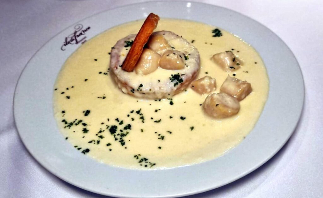 <em>Vol-au-vent de Saint Jacques</em> (massa folhada, recheada com molho cremoso e vieiras). Foto: Simone Meirelles