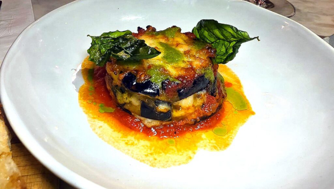 Melanzane alla parmegiana, entrada clássica italiana. | Foto: Camarci do Lago