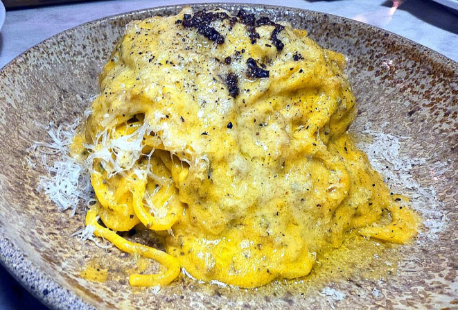 Spaghetti alla carbonara trufado, opção revisitada do clássico. | Foto: Camarci do Lago