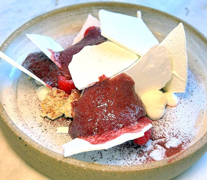 Pavlova e amarena. | Foto: Denise da Vinha