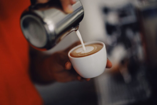 Campeã brasileira de café comanda degustação internacional e curso prático na Argenta Cafés. Crédito: <a href="https://www.pexels.com/pt-br/@53796359/">Alexey Demidov</a>