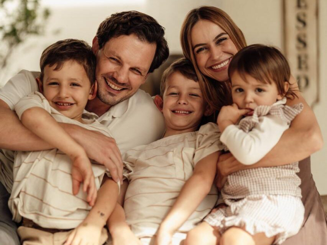 Paula e Afonso, fundadores da Papapá, junto de seus filhos. Crédito: divulgação