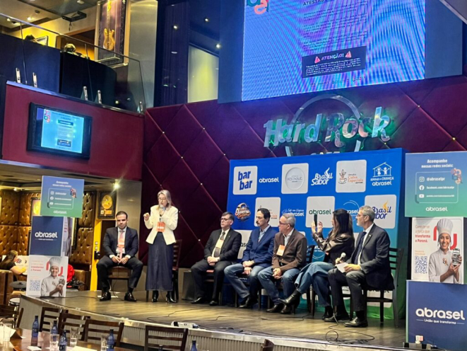 Palestrantes do debate sobre atestados médicos falsos no setor, promovido pela Abrasel Paraná.
