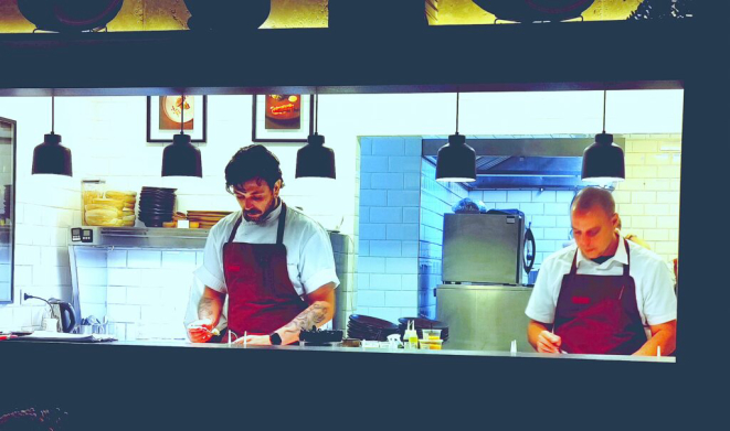 Bruno Engel e Igor Marqueini em ação, no balcão da cozinha. Produção inspirada. | Foto: Anacreon de Téos
