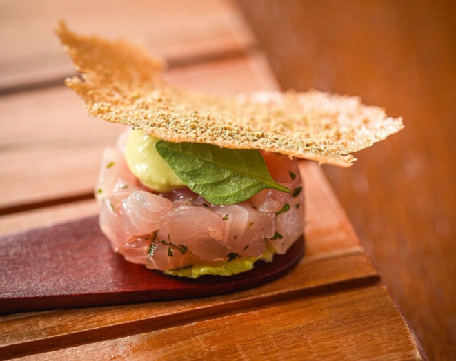 Peixe curado – pescada amarela -, purê de ervilha e batata frita, outro snack. | Foto: Guto Souza.