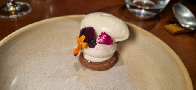 Sorbet de iogurte com coalhada de kefir e purê de caqui. | Foto: Simone Meirelles