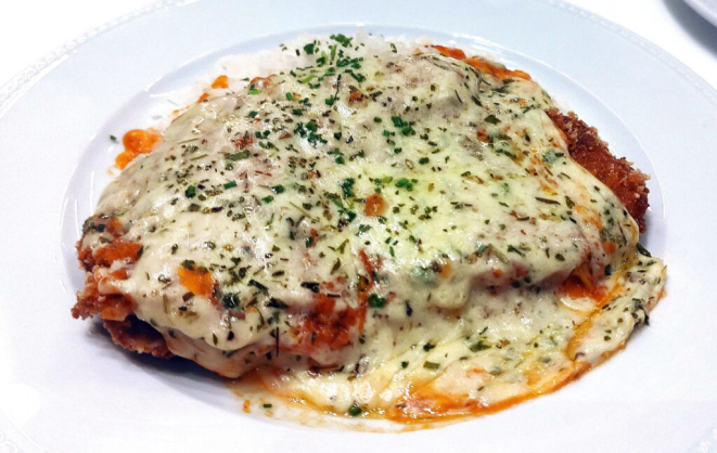 <em>Filé mignon à parmegiana</em>, servido com arroz branco e batata frita. | Foto: Anacreon de Téos