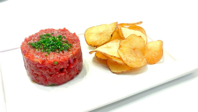 Steak tartare com fritas. Foto: Anacreon de Téos