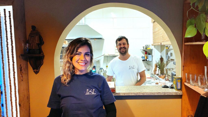 Marina no salão, Paulo na cozinha e no forno. O casal se divide em funções na Pizzaria São João Batista. | Foto: Anacreon de Téos