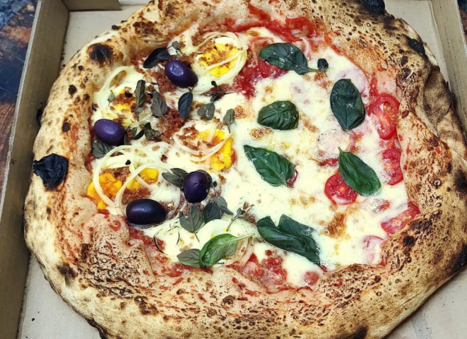 Pizza meia baiana e meia Margherita paranaense. | Foto: Anacreon de Téos
