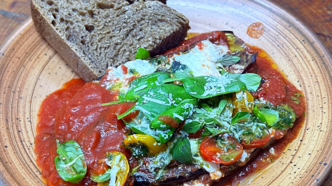 Berinjela à Parmegiana, servida com uma fatia de Broa de cerveja Caracu. ! Foto: Denise da Vinha.