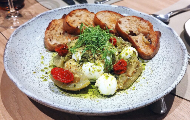 Burrata fresca com legumes e ervas, uma das entradas. | Foto: Anacreon de Téos
