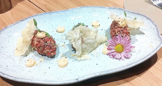 Steak tartare com chips de folhas de arroz. | Foto: Anacreon de Téos