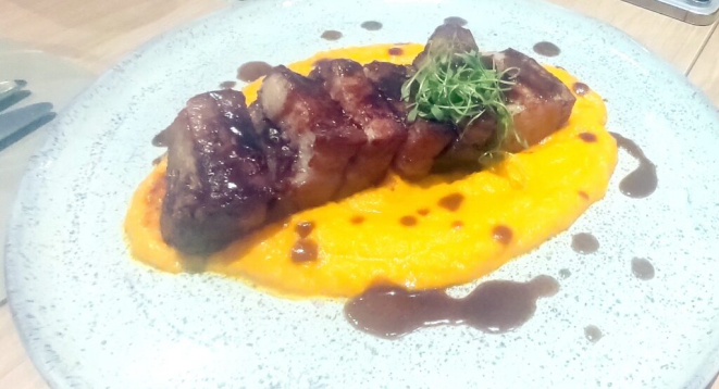 Robata de costela suína e creme de cenoura. | Foto: Anacreon de Téos