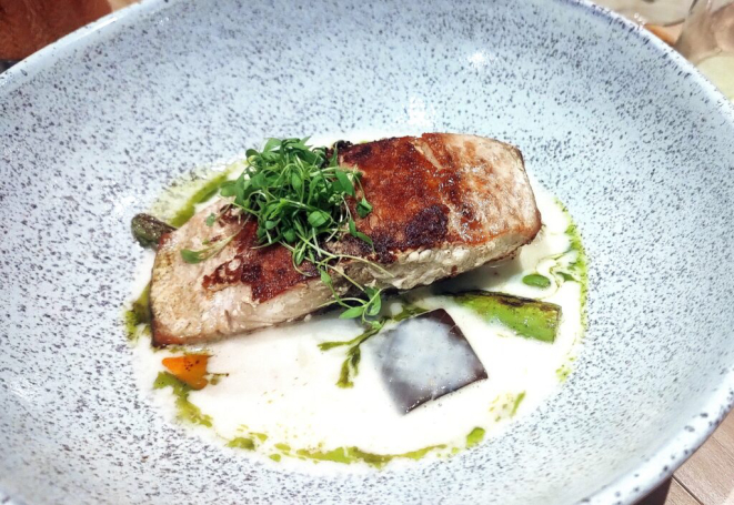 Peixe grelhado com caldo leve de coco e gengibre. | Foto: Anacreon de Téos
