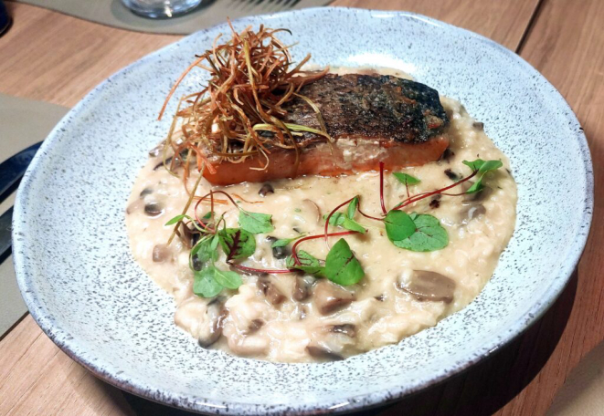 Risoto de cogumelos com salmão. | Foto: Anacreon de Téos