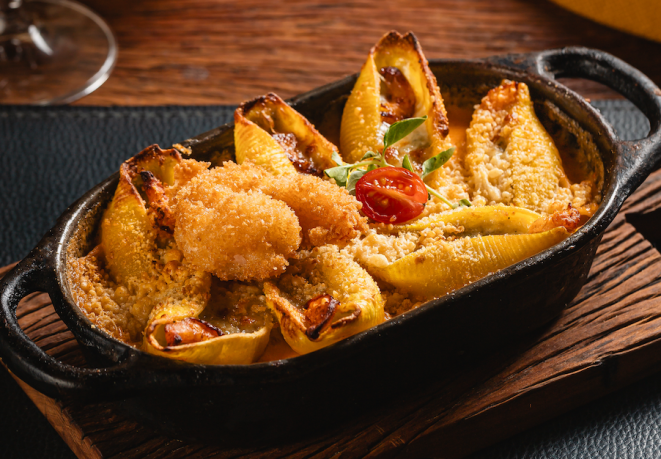 Conchiglione de camarão com queijos. Crédito: Léo Antunes