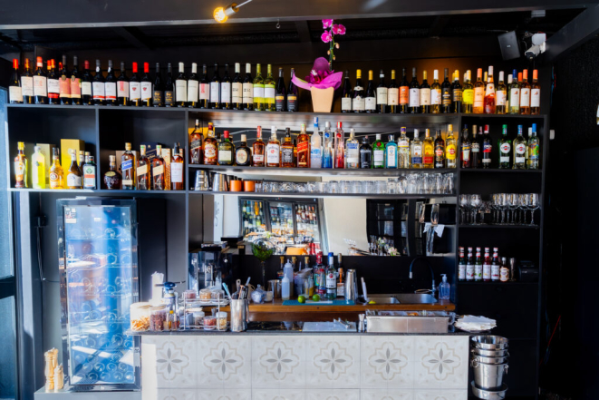O bar é um charme e tem todos os destilados possíveis para os drinques mais conhecidos. E uma bela coleção de uísque. | Foto: Alysson França
