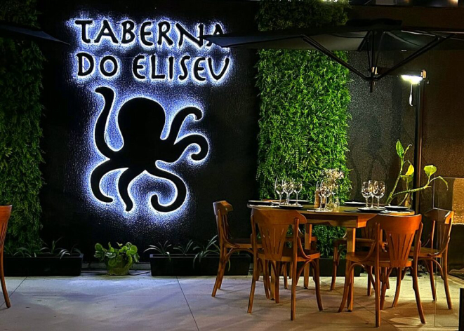 A atraente área externa, logo na entrada da Taberna do Eliseu. | Foto: Denise da Vinha