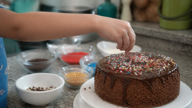 No Mês da Confeitaria, crianças aprendem a rechear e decorar o próprio mini bolo. Crédito: Divulgação.