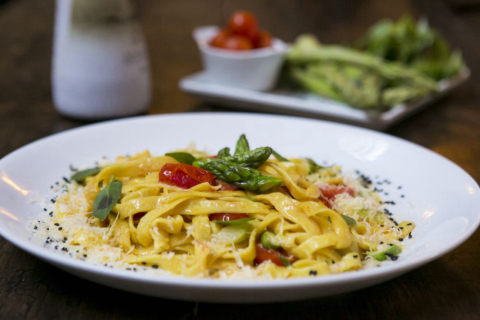 Fettuccine com aspargos verdes