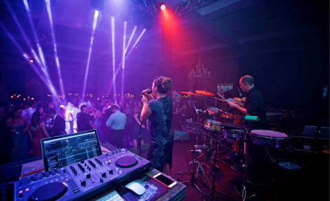 Está em alta misturar DJ e som ao vivo