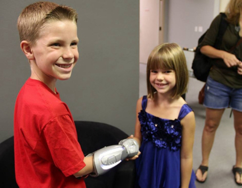 Empresa cria próteses em impressora 3D com personagens da Disney