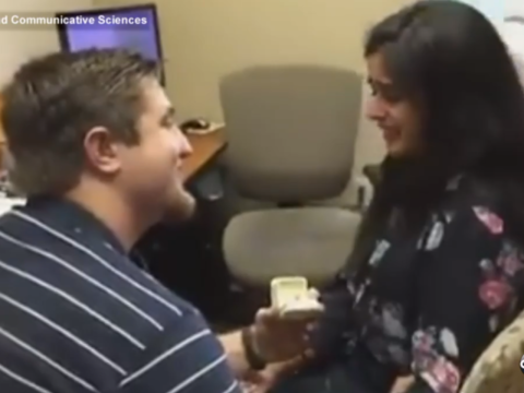 Mulher conseguiu ouvir pela primeira vez e a pergunta foi: “quer casar comigo?”