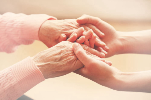 7 cursos para cuidadores de idosos