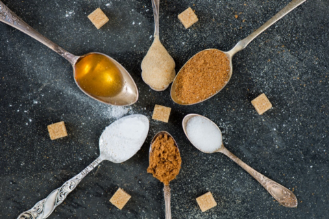 Não se engane: o açúcar pode ter 20 “nomes” diferentes