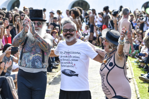 Moda crítica: Ronaldo Fraga veste camiseta de protesto a Temer na SPFW