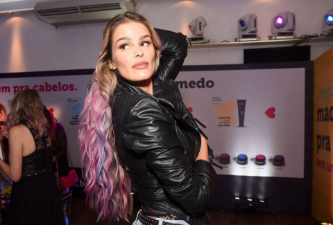 Marca de cosméticos brasileira lança giz colorido para pintar o cabelo