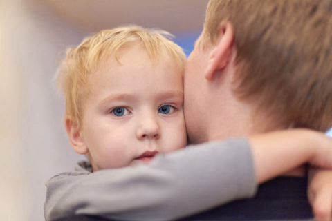 Demência infantil: retardo no desenvolvimento do bebê confunde-se com autismo e paralisia