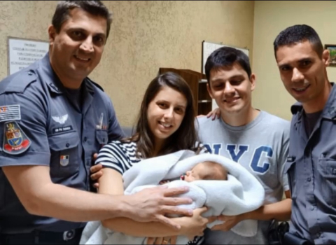 Bebê para de respirar engasgado com leite e é salvo por procedimento simples; veja o vídeo