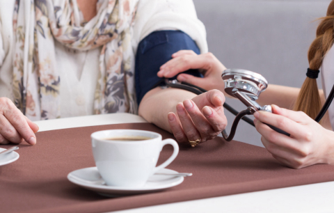 Até quantas xícaras de café você pode tomar sem levar ao aumento na pressão arterial