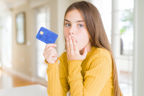 Ingerimos um cartão de crédito em plástico por semana, diz estudo