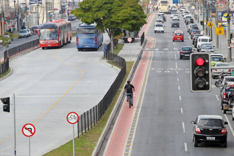 Curitiba de bike: roteiros para pedalar pela cidade com segurança