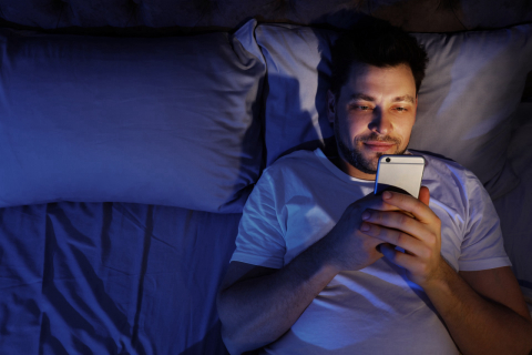 Luz azul do smartphone não é a maior vilã do sono e da visão