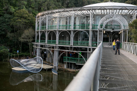 Lazer ao ar livre: palco flutuante da Ópera de Arame tem música latina neste fim de semana