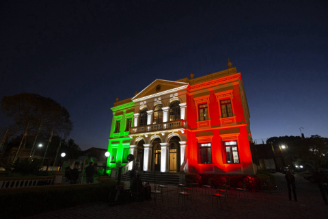 Pontos de Curitiba ganham iluminação nas cores da bandeira italiana