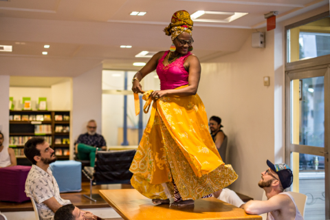 Performance e instalação artística “Biblioteca de Dança” estreia em Curitiba