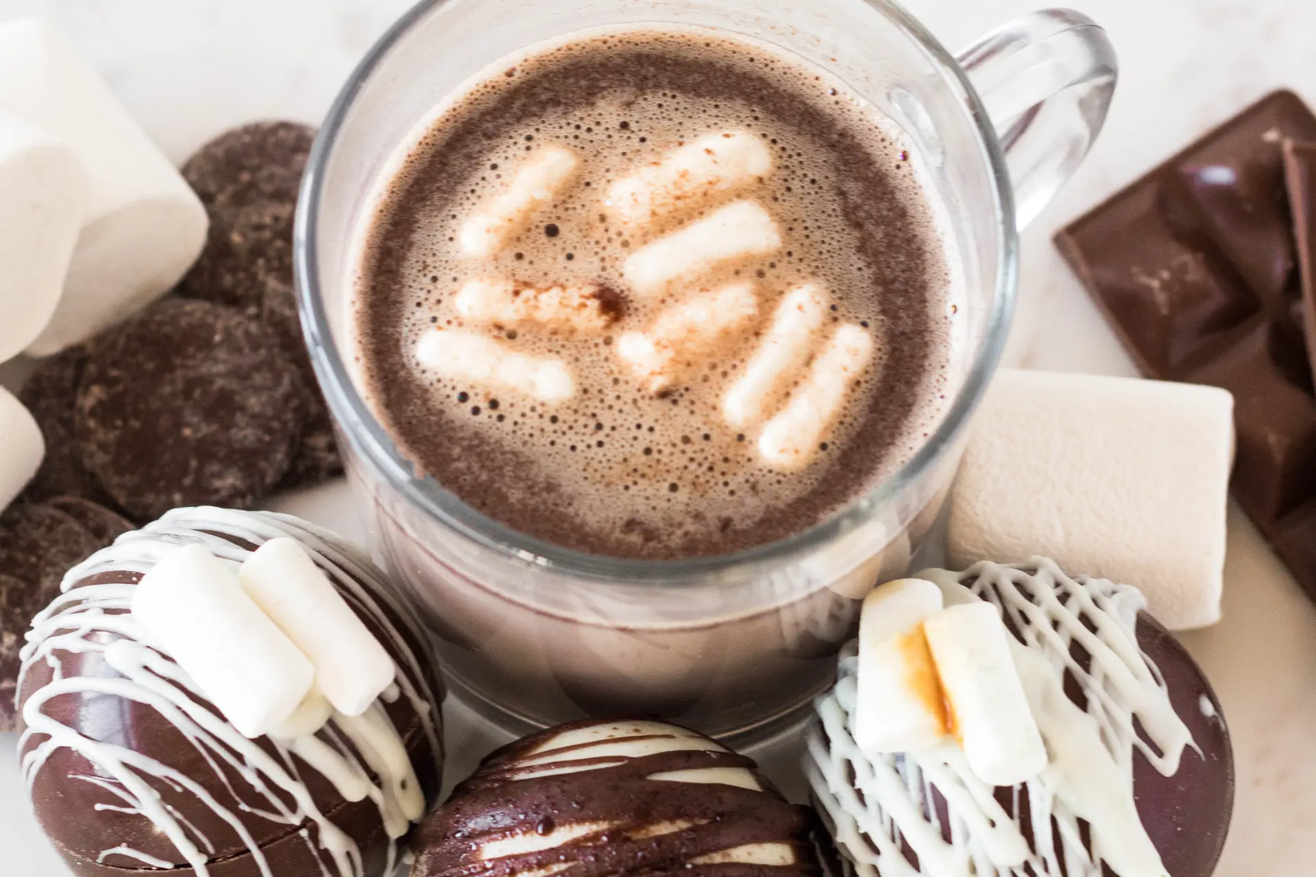 Chocobomb: o chocolate quente que faz sucesso com versão em formato de bola